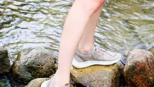 Detailní Záběr Ženských Nohou Přecházejících Řeku Přes Skály Vysoce Kvalitní — Stock video