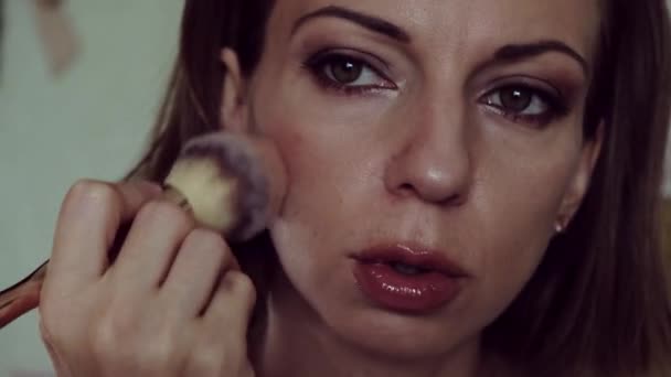 Joven Hermosa Mujer Hace Maquillaje Primer Plano Imágenes Alta Calidad — Vídeo de stock