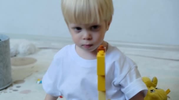 一个可爱的小男孩在构造函数中玩耍的肖像 高质量的4K镜头 — 图库视频影像