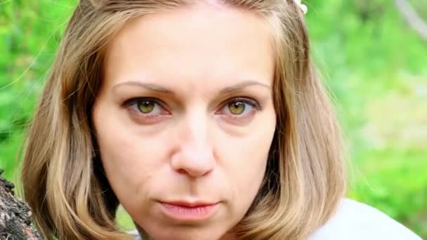Uma Mulher Meia Idade Com Olhar Misterioso Olha Trás Uma — Vídeo de Stock