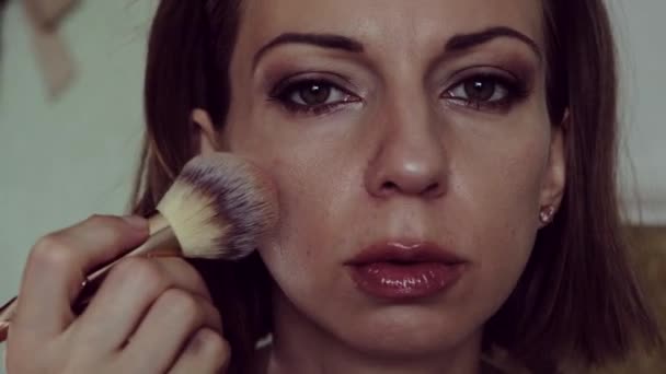Jovem Mulher Bonita Faz Maquiagem Close Imagens Alta Qualidade — Vídeo de Stock