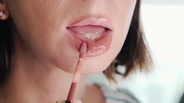 Wanita Cantik Muda Menerapkan Gloss Bibirnya Melakukan Make Rekaman Berkualitas — Stok Video