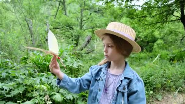 Дев Ятирічна Дівчинка Капелюсі Запускає Паперового Птаха Повітря Природі Високоякісні — стокове відео
