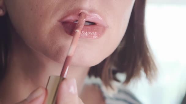 아름다운 화장을 하면서 입술에 글로스를 바르고 있습니다 고품질 — 비디오