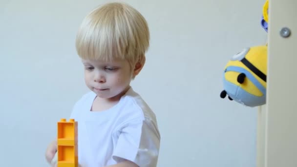Portret Małego Słodkiego Chłopca Bawiącego Się Zabawki Budowlane Pokoju Wysokiej — Wideo stockowe