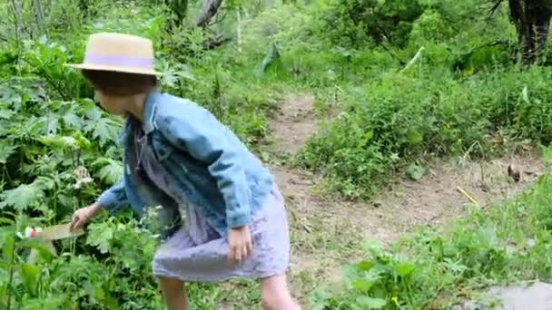 Дев Ятирічна Дівчинка Капелюсі Запускає Паперового Птаха Повітря Природі Високоякісні — стокове відео