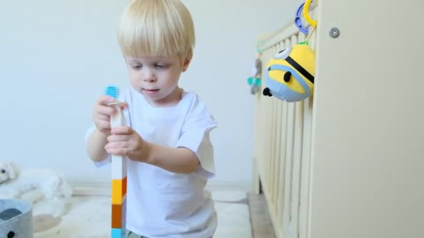 Porträt Eines Kleinen Netten Jungen Der Spaß Beim Spielen Von — Stockvideo