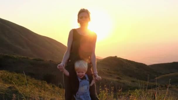 Concepto Familiar Feliz Madre Hijo Bailando Atardecer Vacaciones Familiares Las — Vídeo de stock