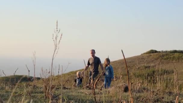 Papà Cammina Con Bambini Felice Passeggiata Famiglia Nella Natura Filmati — Video Stock