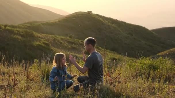 Тато Грає Дочкою Батько Дочка Природі Заході Сонця Щаслива Сімейна — стокове відео