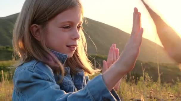 Een Mooi Meisje Speelt Met Haar Vader Natuur Hoge Kwaliteit — Stockvideo