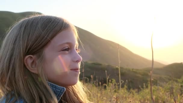 Piękna Dziewczynka Śmieje Się Tle Zachodzącego Słońca Zbliżenie Wysokiej Jakości — Wideo stockowe