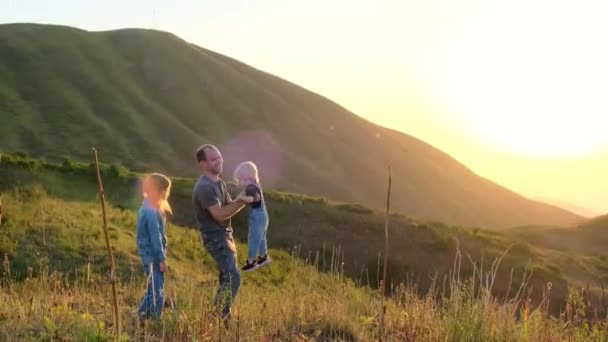 父親は子供たちと自然の中で日没するのを楽しんでいます 高品質の4K映像 — ストック動画