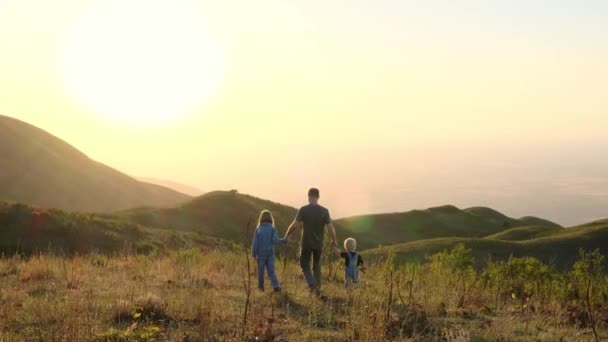 Szczęśliwej Rodzinnej Koncepcji Stronę Słońca Tata Dziećmi Zachodzie Słońca Wysokiej — Wideo stockowe