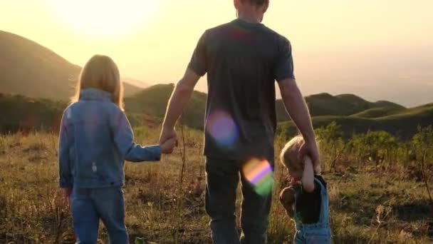 Gelukkig Familieconcept Naar Zon Papa Met Kinderen Bij Zonsondergang Hoge — Stockvideo