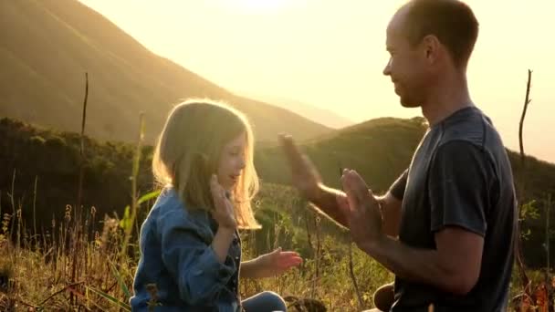 Тато Весело Грає Своєю Дочкою Заході Сонця Високоякісні Кадри — стокове відео