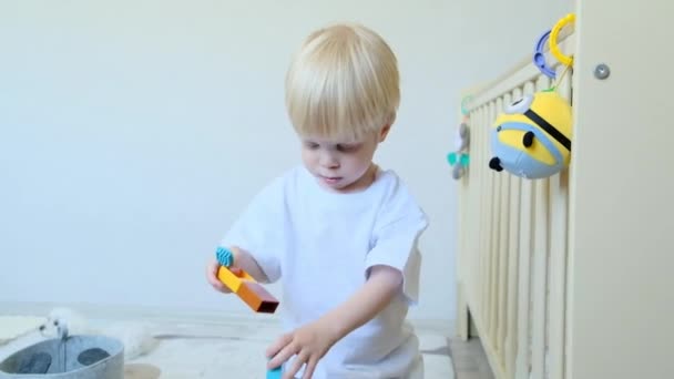 Маленький Симпатичний Хлопчик Демонтує Конструкцію Побудовану Конструктора Високоякісні Кадри — стокове відео