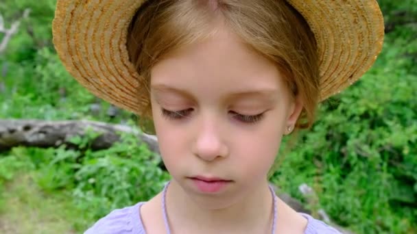 Retrato Uma Menina Chateada Chapéu Palha Tristemente Olha Para Baixo — Vídeo de Stock