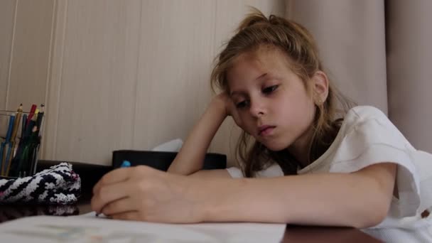9歳の女の子が左手で描いています 高品質の4K映像 — ストック動画