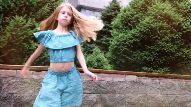 Een Jarig Meisje Met Mooi Haar Draait Rond Hoge Kwaliteit — Stockvideo