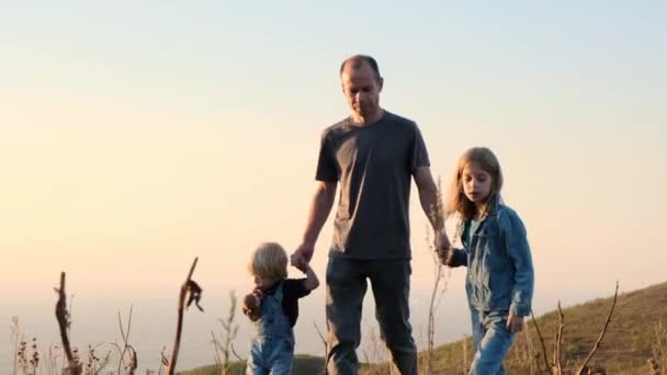 Otec Chodí Dětmi Rodinná Procházka Přírodě Při Západu Slunce Vysoce — Stock video