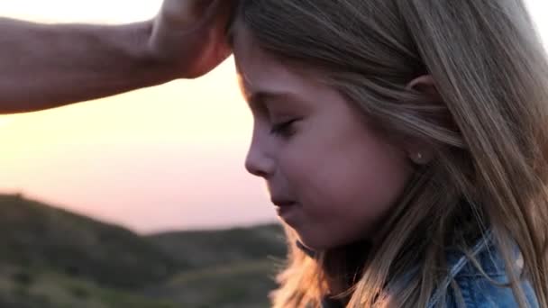 Fathers Hand Strokes His Daughters Head Backdrop Sunset High Quality — Stock Video