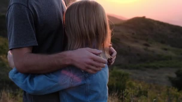 爸爸在高山和日落的天空中抚摸着他的女儿们的头 高质量的4K镜头 — 图库视频影像