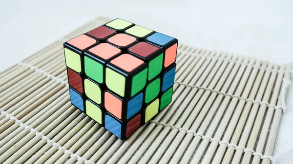Hafif arka planda Rubiks küpü. Yüksek kalite fotoğraf.