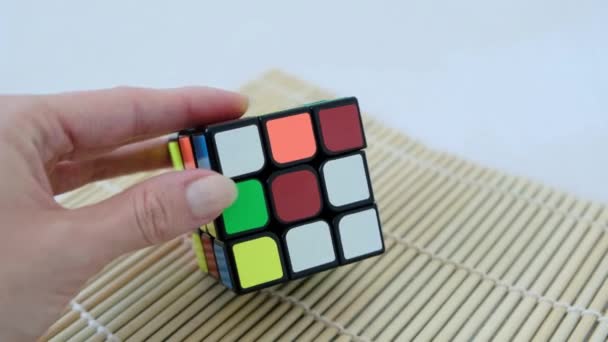 Kobieca Ręka Dotyka Kostkę Rubików Wysokiej Jakości Materiał — Wideo stockowe