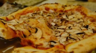 Yakın plan bir pizza dilimi. Mantarlı pizza. Yüksek kalite 4k görüntü