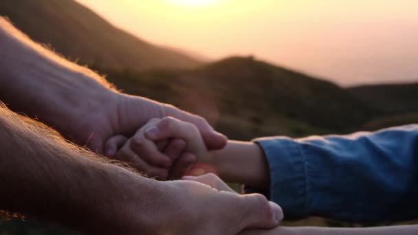 Πατέρας Κρατά Χέρια Της Κόρης Φόντο Ηλιοβασίλεμα Υψηλής Ποιότητας Πλάνα — Αρχείο Βίντεο