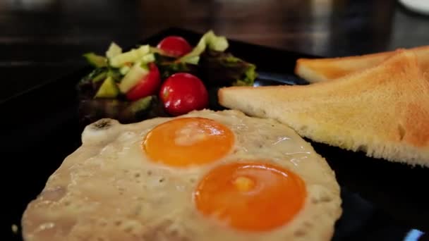 Τηγανητά Αυγά Μαύρο Πιάτο Από Κοντά Υψηλής Ποιότητας Πλάνα — Αρχείο Βίντεο