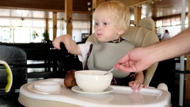 Ένα Αντρικό Χέρι Ταΐζει Ένα Παιδί Χυλό Παιδί Ζητάει Φαγητό — Αρχείο Βίντεο