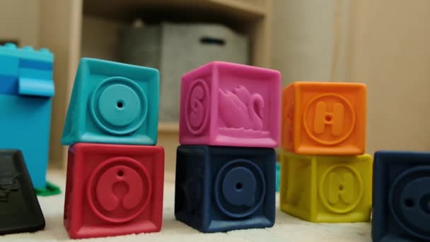 Les Cubes Multicolores Pour Enfants Bloquent Gros Plan Images Haute — Video