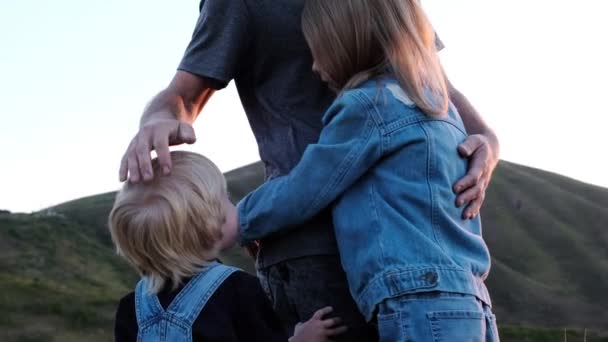 Vader Met Kinderen Tegen Achtergrond Van Natuur Hoge Kwaliteit Beeldmateriaal — Stockvideo