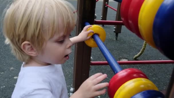 Μικρό Αγόρι Στην Παιδική Χαρά Υψηλής Ποιότητας Πλάνα — Αρχείο Βίντεο