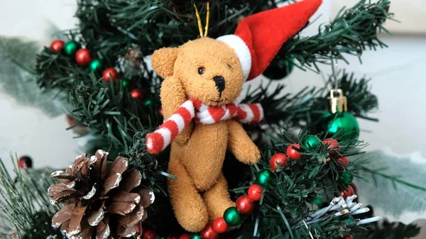 Kahverengi oyuncak ayı Noel ağacına asılmış. Yüksek kalite 4k görüntü