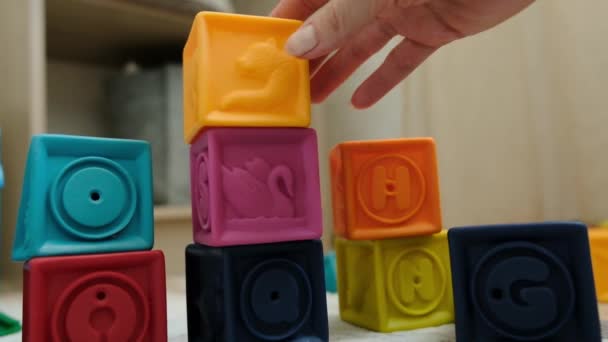 Женская Рука Раскладывает Кубики Высококачественные Кадры — стоковое видео