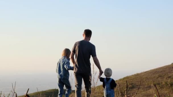 Отец Гуляет Детьми Счастливая Семейная Прогулка Закате Природе Высококачественные Кадры — стоковое видео