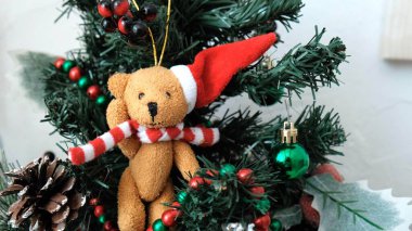 Dekore edilmiş küçük noel ağacı yakın plan. Yüksek kalite 4k görüntü