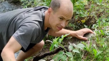 Bir adam dağlara tırmanıyor. Yüksek kalite 4k görüntü