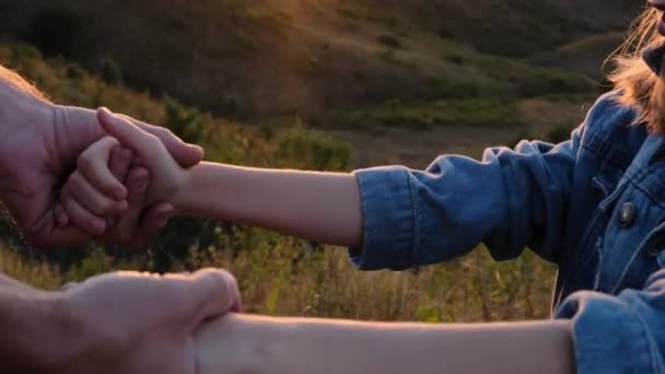 父亲在日落的背景下牵着女儿的手 保护和照顾儿童的概念 高质量的4K镜头 — 图库视频影像