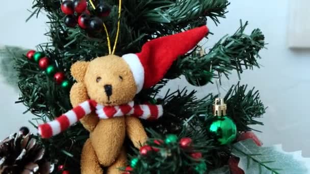 棕熊玩具挂在一棵圣诞树上 高质量的4K镜头 — 图库视频影像