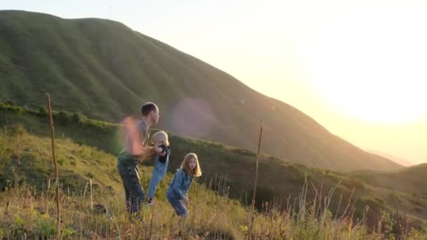 Papa Amuse Jouer Avec Ses Enfants Dans Nature Coucher Soleil — Video