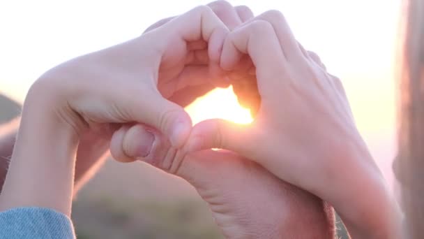 Vater Und Tochter Halten Händchen Herzform Licht Der Untergehenden Sonne — Stockvideo
