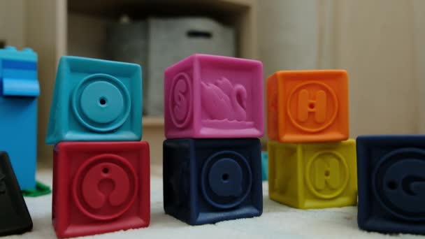 Дети Разноцветные Кубики Блоки Крупным Планом Высококачественные Кадры — стоковое видео