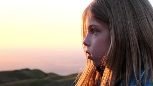 这个女孩站在高山和夕阳的背景下遥望远方 高质量的4K镜头 — 图库视频影像