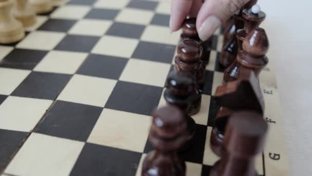 チェスの駒を動かす女性の手のクローズアップ ビジネススタートコンセプト 高品質4K映像 — ストック動画
