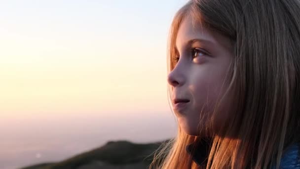 Kız Gülüyor Neşeyle Dağların Gün Batımının Arka Planına Bakıyor Yüksek — Stok video