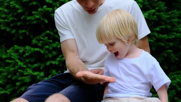 Tata Syn Tata Pokazuje Synowi Magiczną Sztuczkę Szczęśliwego Rodzicielstwa Wysokiej — Wideo stockowe